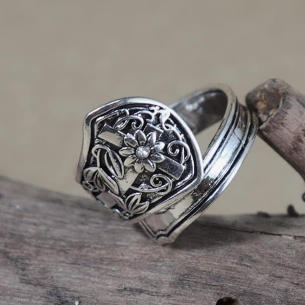 Chic Nation Silver Floral Ring
